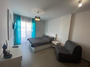A seating area at New and cosy apartment - 4 min walk from the beach - La Tejita - El Medano