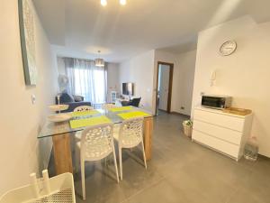 eine Küche und ein Wohnzimmer mit einem Tisch und Stühlen in der Unterkunft New and cosy apartment - 4 min walk from the beach - La Tejita - El Medano in Granadilla de Abona