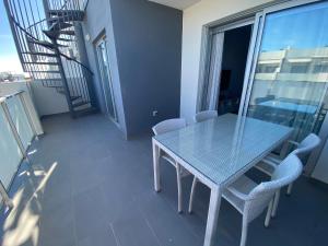 A balcony or terrace at New and cosy apartment - 4 min walk from the beach - La Tejita - El Medano