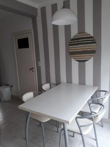 タンディルにあるCasa Gildaの白いテーブルと椅子