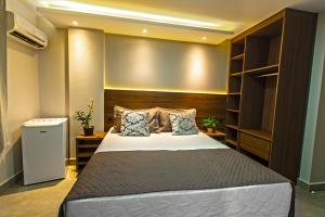 1 dormitorio con 1 cama grande en una habitación en Concept Hotel Flat, en Balneário Camboriú