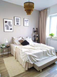 ein Schlafzimmer mit einem weißen Bett und einem Fenster in der Unterkunft Warsaw Concierge Stalowa in Warschau