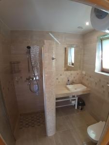 a bathroom with a shower and a sink at Górskie Zacisze Kamienica in Stronie Śląskie