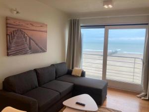 
A seating area at Appartment Blankenberge with front sea view
