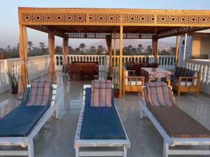 eine Veranda mit 2 Stühlen und einem Pavillon in der Unterkunft Luxor VIP Apartments in Luxor