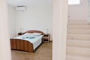 Tempat tidur dalam kamar di Apartments Klara