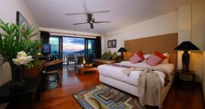 เตียงในห้องที่ Cinnamon Beach Villas