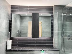 a bathroom with a mirror and a sink at One bed apartment - City Centre in Manchester +25 photos