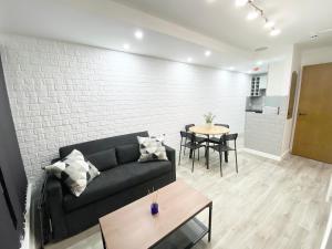 Гостиная зона в One bed apartment - City Centre