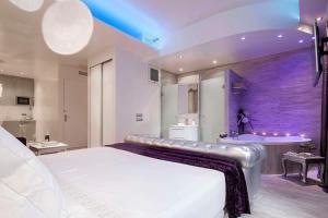 1 dormitorio con 1 cama grande y lavamanos en Romantic Barcelona Apartment, en Barcelona