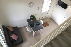 - un salon avec une table et un canapé dans l'établissement Appartement neuf entre mer et montagne., à Furiani