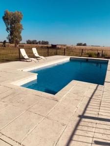 Bazén v ubytování Casa de campo en Lujan nebo v jeho okolí