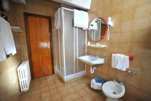 Ett badrum på Hotel Capitani
