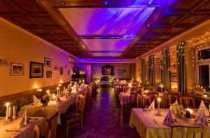 une salle à manger avec des tables aux bougies et des lumières dans l'établissement Landhotel zum Böhm, à Roth