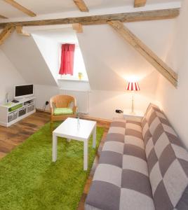 - un salon avec un canapé et une table dans l'établissement Pension Onkel Ernst, à Naumbourg