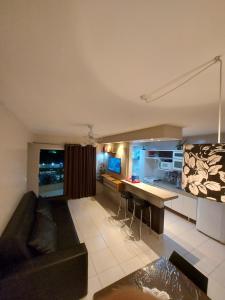 sala de estar con sofá y cocina en Caldas Novas - Prive das Thermas II - Apt 2 Qts suíte vista PQ AQUÁTICO, en Caldas Novas