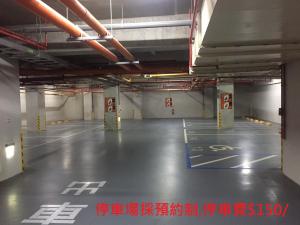 un garaje vacío con un aparcamiento vacío en Fengjia Hotel Bell, en Taichung