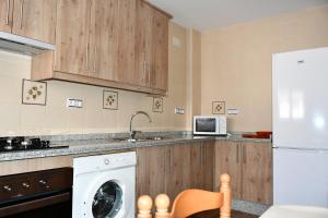 cocina con lavadora y lavavajillas blanco en Casa Rural Las Canchaleras, en Santibáñez el Alto