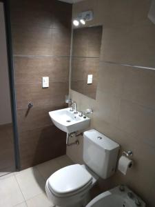 La salle de bains est pourvue de toilettes et d'un lavabo. dans l'établissement Departamento para 5 personas con cochera, à Godoy Cruz