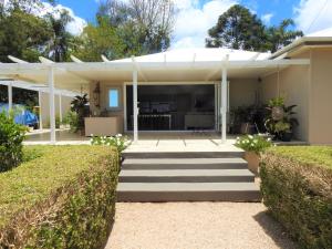 a house with a white roof and a patio at Vue de Lumieres in Maleny
