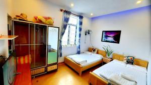 Cette petite chambre comprend 2 lits et une fenêtre. dans l'établissement Sena home 2nd*near Danang Han river*Dragon bridge, à Đà Nẵng