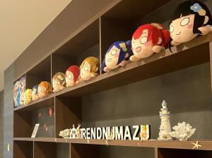 een plank met veel speelgoedpoppen erop bij Hotel Trend Numazu Ekimae in Numazu