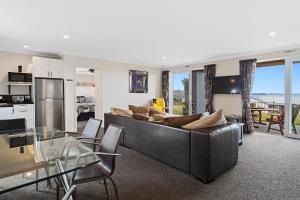 Kuchyň nebo kuchyňský kout v ubytování Omokoroa Sea View Apartment