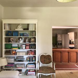 una habitación con una estantería llena de libros en Casa mansa en Unquillo