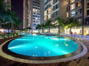 - une grande piscine en ville la nuit dans l'établissement BOM HOMES- VINHOMES TIMES CITY- 1BR- COZY APt, à Hanoï