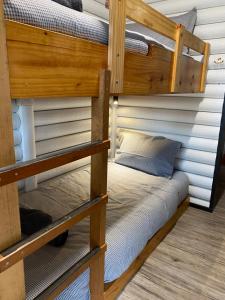 Łóżko piętrowe w pokoju obok łóżka piętrowego gmaxwell gmaxwell w obiekcie River Run Lodge w mieście Strathblane
