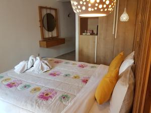 Un dormitorio con una cama grande con flores. en Marina, en Nikiti