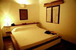 阿西尼的住宿－我的太陽酒店，一间小卧室,配有床和窗户
