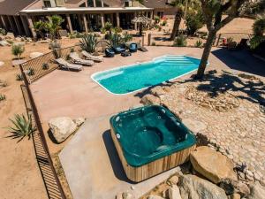 einen Pool mit Badewanne im Hof in der Unterkunft Starlight Boutique Hotel Pioneertown in Pioneertown