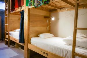 北九州市にあるホステル タンガテーブルの二段ベッド2組が備わる客室です。