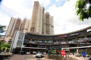een groot gebouw met auto's geparkeerd voor het bij Seri Maya-Lrt setiawangsa- Medium Room - shared unit in Kuala Lumpur