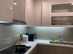 Nhà bếp/bếp nhỏ tại Claudia Luxury 2Br Landmark 81 Apartment - Vinhomes Central Park