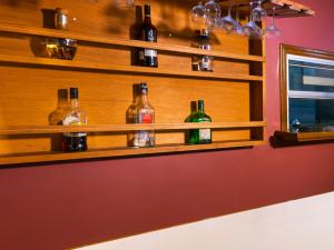 une étagère avec des bouteilles de vin sur un mur dans l'établissement Hotel Regis, à Mexicali