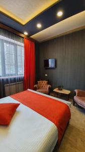 מיטה או מיטות בחדר ב-JINJOTEL Gyumri