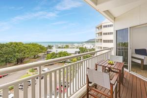 凯恩斯Shangri-La The Marina, Cairns的配有桌椅并可欣赏海景的阳台