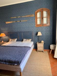 BASTIDE PRESQU ILE DE GIENS SUPERBE VUE MER PISCINE客房内的一张或多张床位