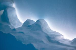 東京にあるBnA WALLの空に浮かぶ雪に覆われた山の写真