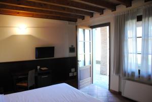 A television and/or entertainment centre at Country Hotel Castelbarco