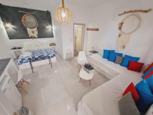 een woonkamer met een bed en een bank bij Villa Anto in Fira