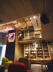 - une salle d'attente avec des chaises et une télévision dans l'établissement FFF Hotel, à Hengchun Old Town