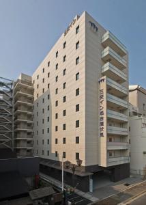 名古屋市にある三交イン名古屋伏見の側面に看板がある建物