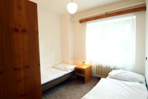 Łóżko lub łóżka w pokoju w obiekcie Hotel Medlov Depandance