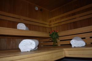a sauna with two towels and a vase of flowers at Hotel Bünda Davos in Davos