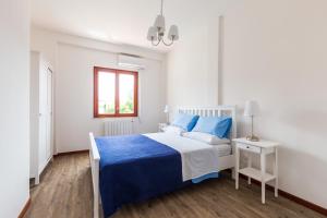 A bed or beds in a room at Mondello Sabrina Apartments Még 37 kép