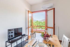 A television and/or entertainment centre at Mondello Sabrina Apartments