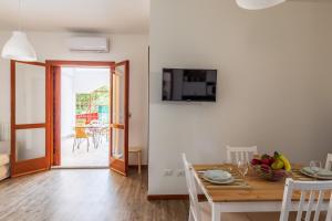 A television and/or entertainment centre at Mondello Sabrina Apartments